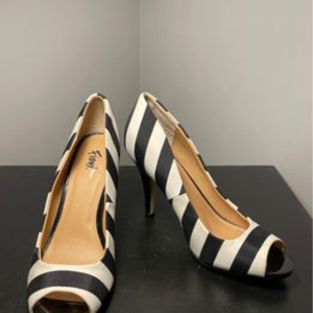 FIONI Black/White Design Open Toe Pumps Size: 8 - Picture 3 of 9